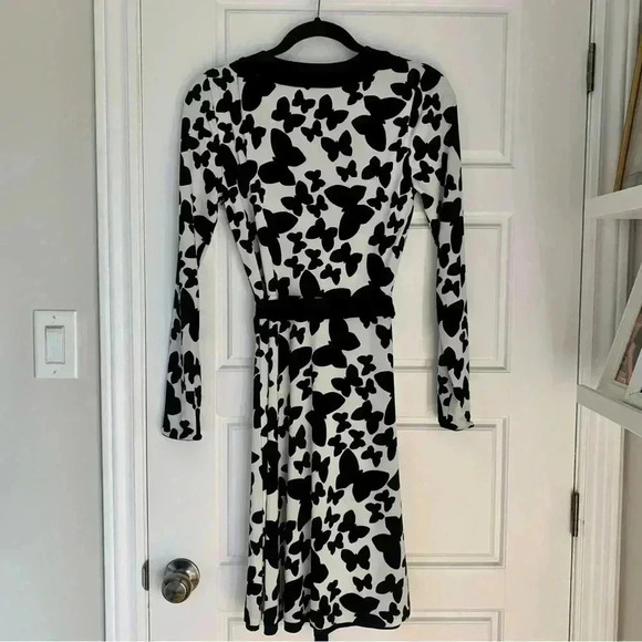 WHITE HOUSE BLACK MARKET - Black and white Butterfly pattern wrap dress - Size 6 - Picture 2 of 7